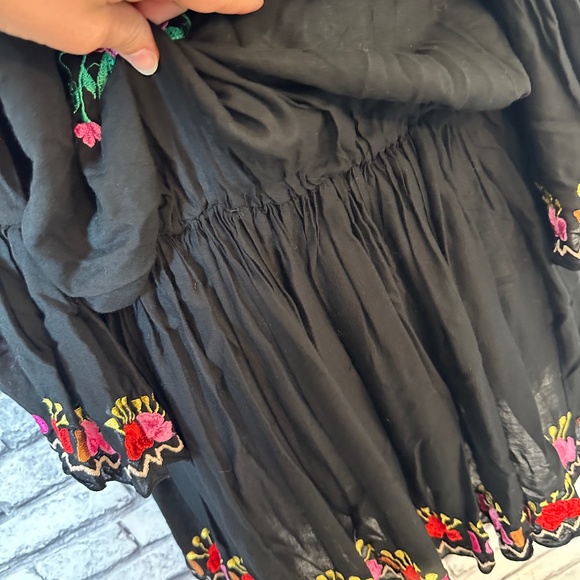 Bali Queen Bell sleeve tunic flow fit and embroidered embellishments - Picture 12 of 12